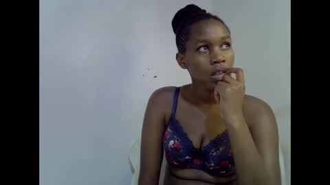 angel_mia5 online show from 12-17-25, 11:49