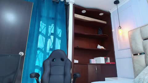 Nicolle  online show from 12-20-24, 02:49