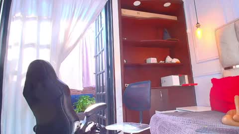 Nicolle  online show from 01-08-25, 02:25