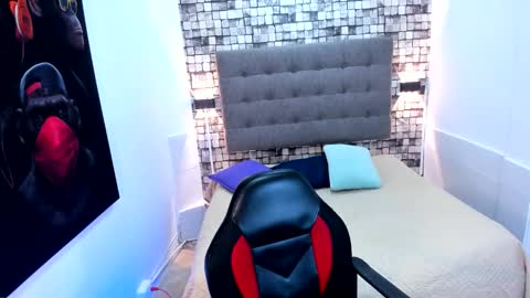 Snapshot of angel_silverr chatting on 12-17-25, 09:21 Angel Silver online show from 12-17-25, 09:21