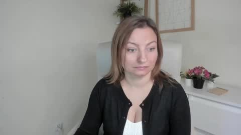 Angela online show from 09-18-25, 05:42