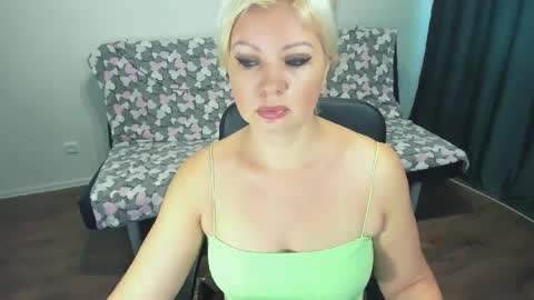 Snapshot of angelaroberti2 chatting on 11-08-25, 11:43 glow online show from 11-08-25, 11:43