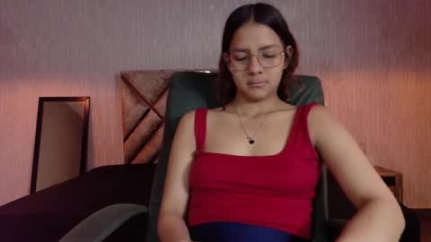 Snapshot of angeles_azul chatting on 10-15-25, 01:44 angel online show from 10-15-25, 01:44