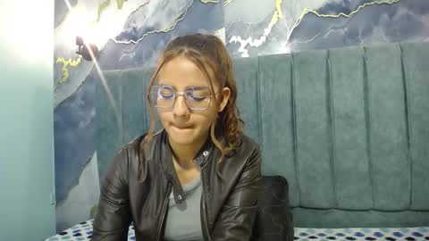 Snapshot of angeles_azul chatting on 11-20-25, 04:40 angel online show from 11-20-25, 04:40