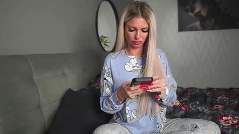 Snapshot of angeleyesblue25 chatting on 02-26-26, 06:18 annita online show from 02-26-26, 06:18