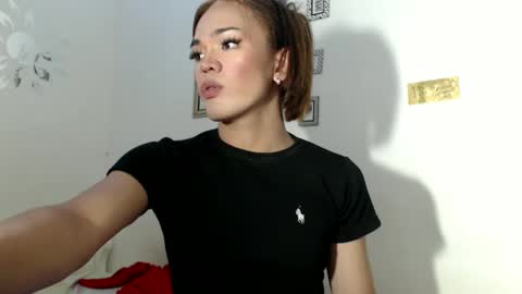 Snapshot of angelic_slutxx chatting on 12-11-24, 10:58 Yhanna online show from 12-11-24, 10:58