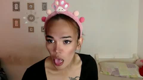 Snapshot of angelic_slutxx chatting on 10-25-25, 12:02 Yhanna online show from 10-25-25, 12:02