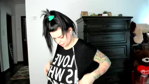 Angelina online show from 11-19-25, 08:47