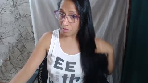 Snapshot of angelitaa_hot chatting on 02-13-26, 01:01 angela online show from 02-13-26, 01:01