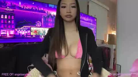 Snapshot of angelllsworlddd chatting on 11-13-25, 04:00 angel online show from 11-13-25, 04:00