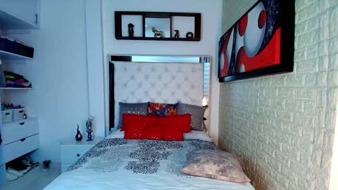 laura  online show from 11-04-25, 08:52