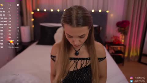 Im Anita thumb up me please its important online show from 10-11-25, 10:19