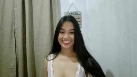 Snapshot of annarot chatting on 10-23-25, 01:10 Riane online show from 10-23-25, 01:10