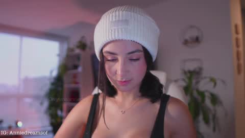 Annie    online show from 03-10-25, 10:34