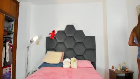 Annie online show from 02-02-25, 01:34