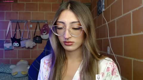 Snapshot of anniee_land chatting on 12-16-24, 01:54 Annie online show from 12-16-24, 01:54