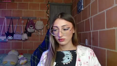 Snapshot of anniee_land chatting on 12-29-24, 03:13 Annie online show from 12-29-24, 03:13