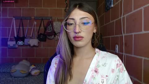 Snapshot of anniee_land chatting on 12-31-24, 04:35 Annie online show from 12-31-24, 04:35