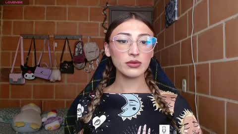 Snapshot of anniee_land chatting on 01-11-25, 01:01 Annie online show from 01-11-25, 01:01