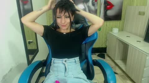 Anniee online show from 03-01-25, 02:44