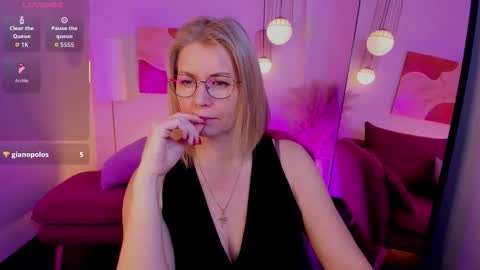 Annie online show from 11-23-25, 01:44