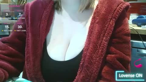 Snapshot of annielouisexx chatting on 11-14-25, 12:15 Annie Louise online show from 11-14-25, 12:15