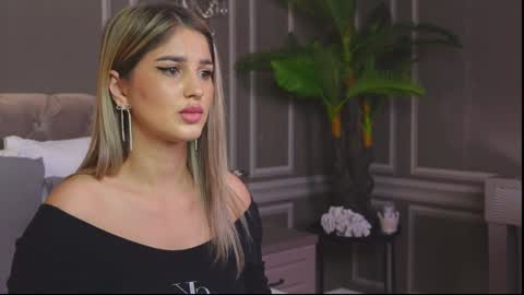 Snapshot of anniestyles chatting on 02-05-25, 11:02 AnnieStyles online show from 02-05-25, 11:02