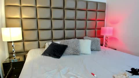 Snapshot of annyhizzle chatting on 02-19-25, 12:25 online show from 02-19-25, 12:25