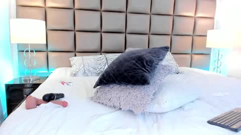 Snapshot of annyhizzle chatting on 02-22-25, 12:27 online show from 02-22-25, 12:27