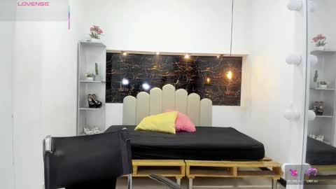 Anny online show from 10-28-25, 07:49