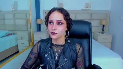 Snapshot of annythomsonn chatting on 10-10-25, 10:09 AnnyT online show from 10-10-25, 10:09