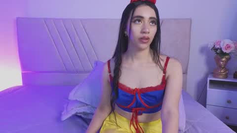 Snapshot of antonella01_cf chatting on 10-31-25, 11:17 antonella online show from 10-31-25, 11:17