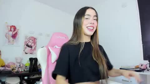 Snapshot of antonella_28_ chatting on 10-27-25, 08:57 Antonella online show from 10-27-25, 08:57