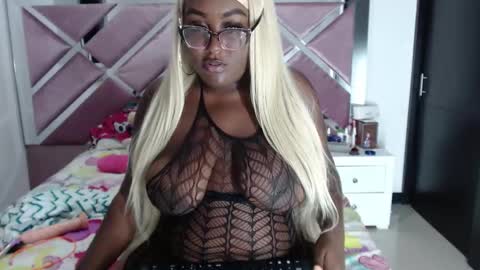 Snapshot of antonella_lenox chatting on 10-22-25, 05:19 AntonellaLenox online show from 10-22-25, 05:19