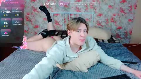 Snapshot of antonylewis chatting on 03-10-25, 08:01 YummyTony online show from 03-10-25, 08:01