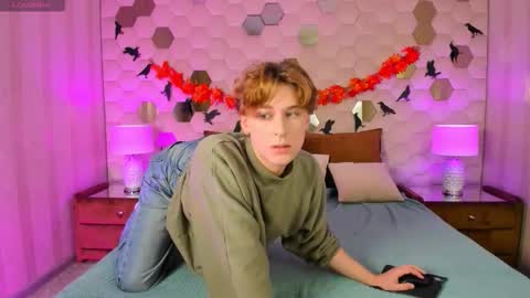 Snapshot of antonylewis chatting on 10-29-25, 08:21 YummyTony online show from 10-29-25, 08:21