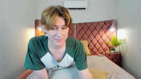 Snapshot of antonylewis chatting on 11-12-25, 12:49 YummyTony online show from 11-12-25, 12:49