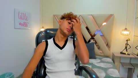 Snapshot of anyelotwink chatting on 12-19-25, 02:24 anyelotwink online show from 12-19-25, 02:24