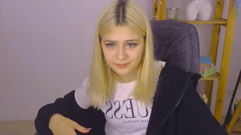 Snapshot of apheliastar chatting on 10-25-25, 11:07 ApheliaStar online show from 10-25-25, 11:07