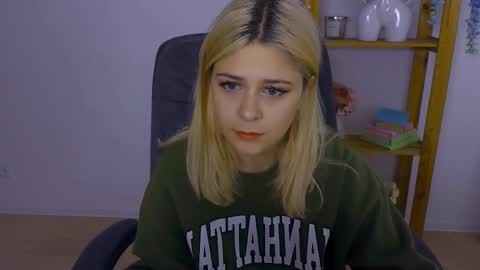 Snapshot of apheliastar chatting on 10-28-25, 03:58 ApheliaStar online show from 10-28-25, 03:58