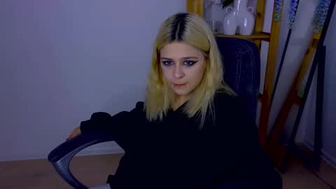 Snapshot of apheliastar chatting on 10-31-25, 03:57 ApheliaStar online show from 10-31-25, 03:57