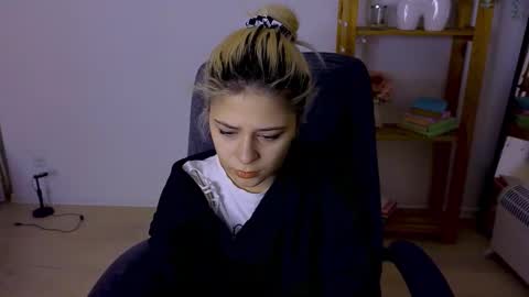 Snapshot of apheliastar chatting on 11-19-25, 04:07 ApheliaStar online show from 11-19-25, 04:07