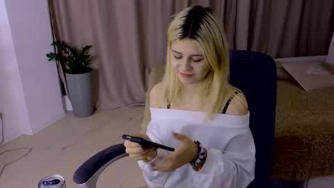 Snapshot of apheliastar chatting on 11-25-25, 04:07 ApheliaStar online show from 11-25-25, 04:07