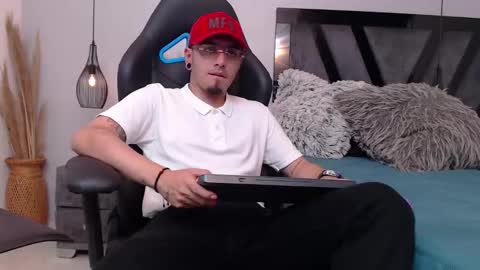 Snapshot of apolo_lopez chatting on 10-16-25, 04:41 Apolo online show from 10-16-25, 04:41