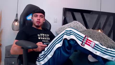 Snapshot of apolo_lopez chatting on 10-17-25, 04:20 Apolo online show from 10-17-25, 04:20