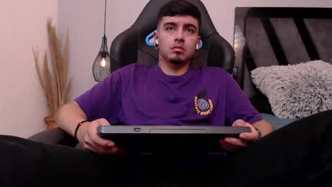 Snapshot of apolo_lopez chatting on 10-18-25, 03:57 Apolo online show from 10-18-25, 03:57