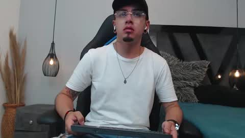 Snapshot of apolo_lopez chatting on 10-23-25, 04:39 Apolo online show from 10-23-25, 04:39