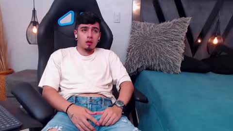 Snapshot of apolo_lopez chatting on 10-24-25, 04:25 Apolo online show from 10-24-25, 04:25