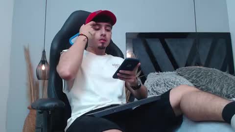 Snapshot of apolo_lopez chatting on 11-15-25, 04:25 Apolo online show from 11-15-25, 04:25