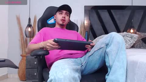 Snapshot of apolo_lopez chatting on 11-17-25, 03:40 Apolo online show from 11-17-25, 03:40